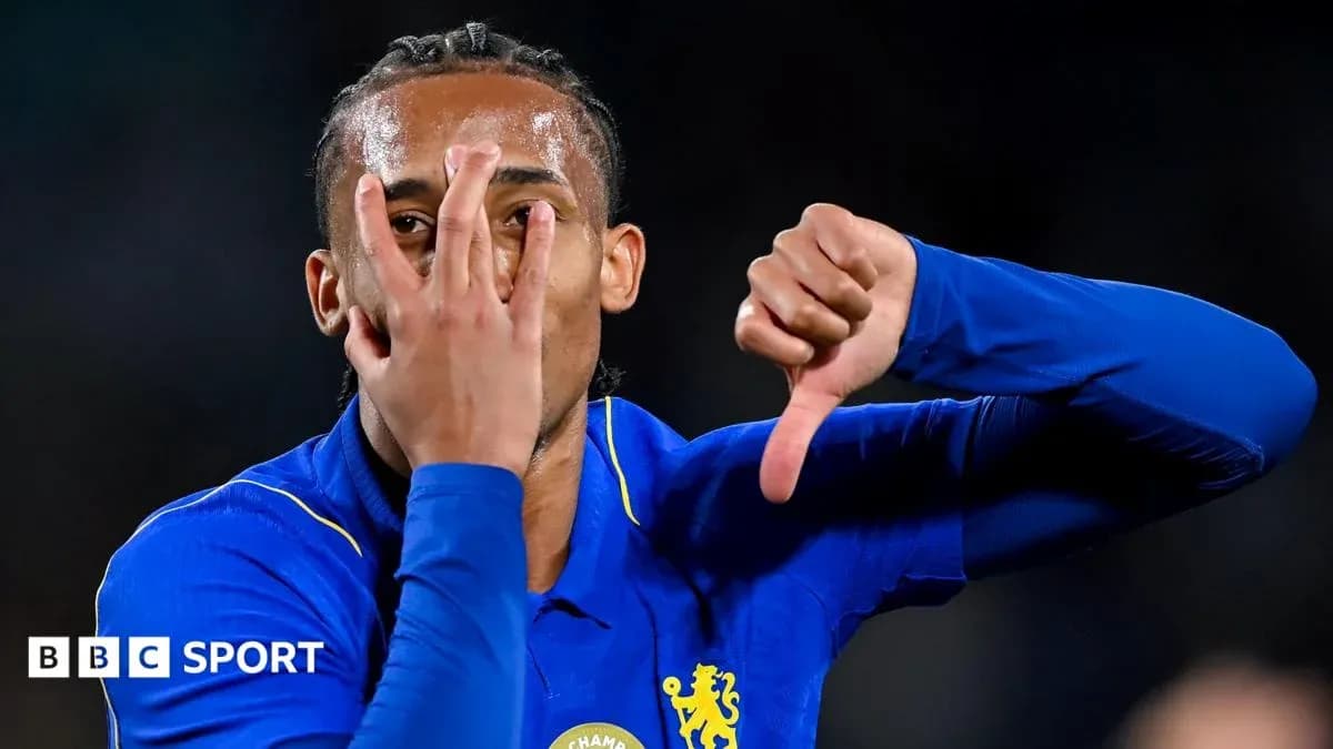 Jugador mostrando gesto con las manos durante partido