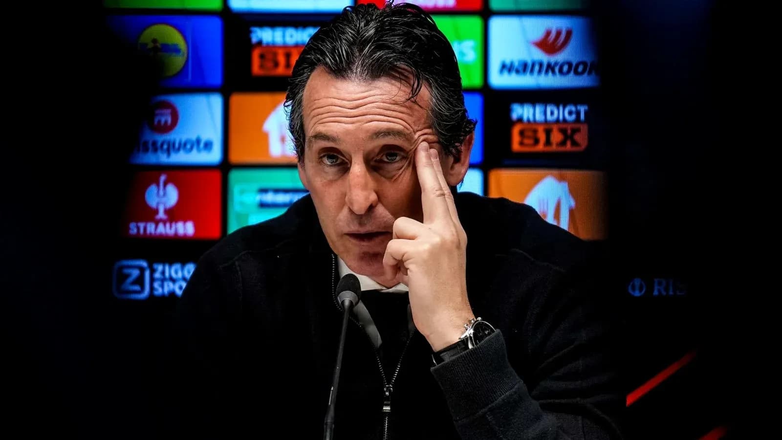 Entrenador hablando en conferencia de prensa