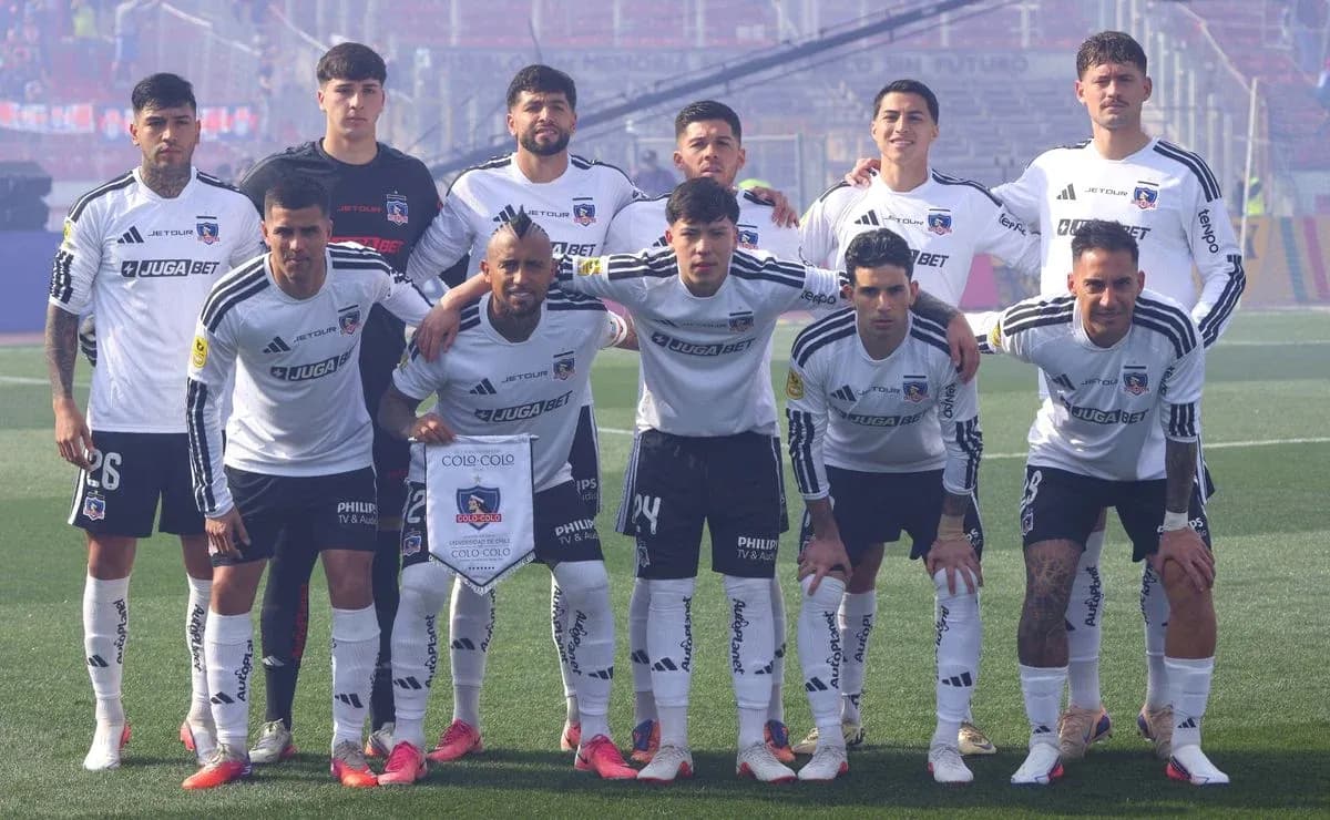 Jugadores de Colo Colo posando para la foto