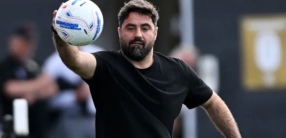 Entrenador lanzando el balón durante el entrenamiento