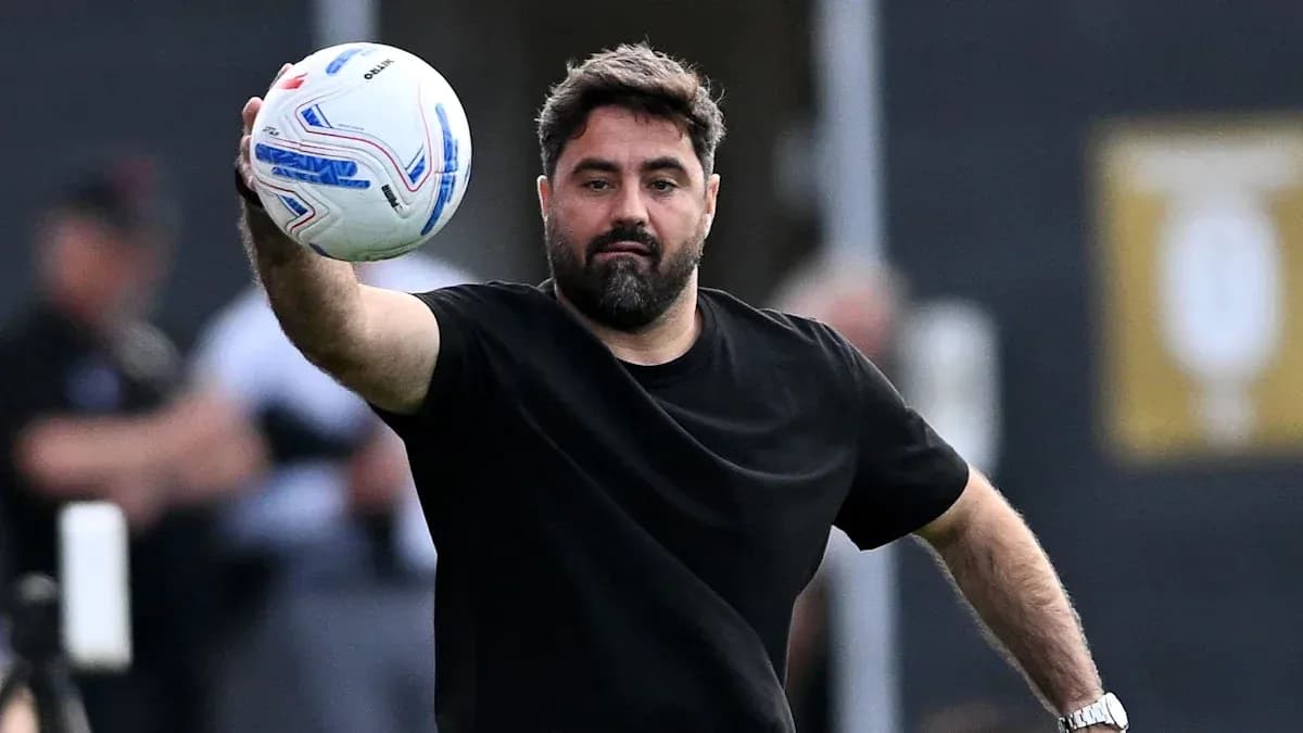 Entrenador lanzando el balón durante el entrenamiento