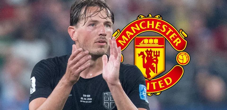 Jugador aplaudiendo con logo de Manchester United detrás
