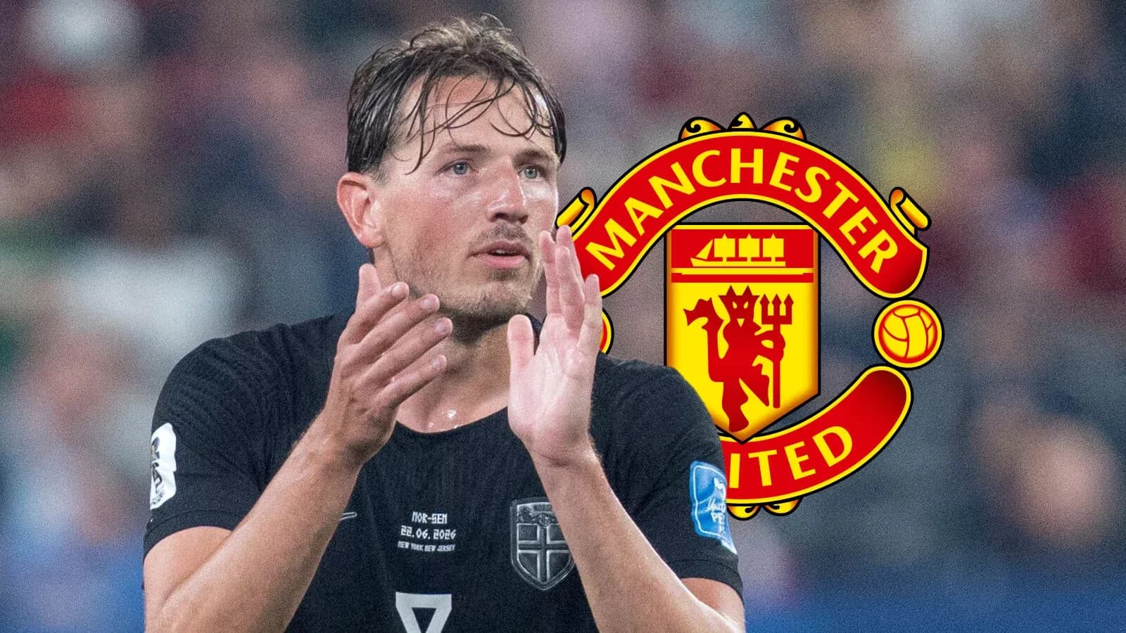 Jugador aplaudiendo con logo de Manchester United detrás