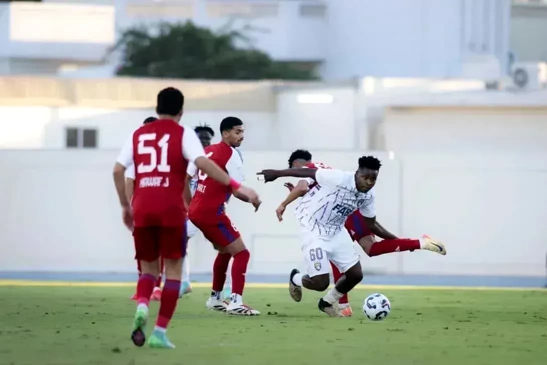 Jugador de Dibba Al Fujairah U23 con el balón