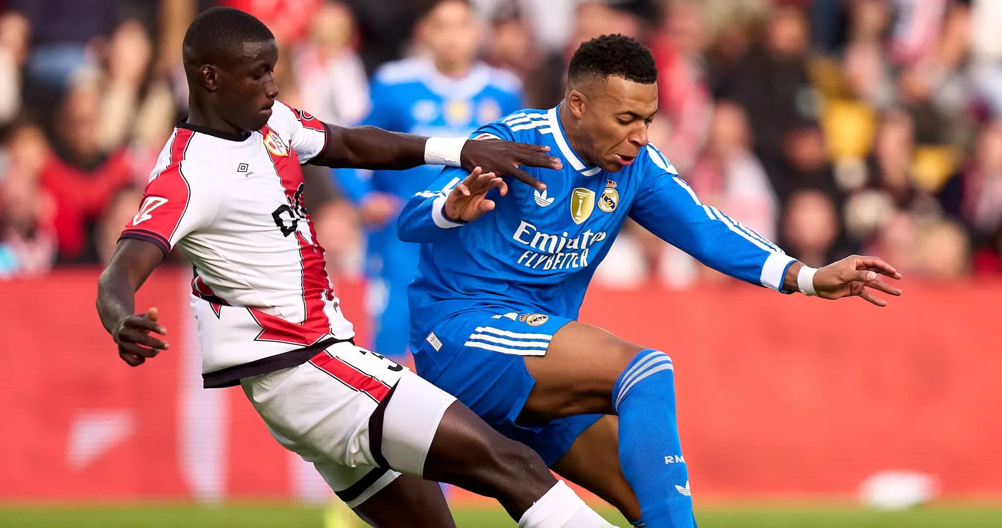 Jugador de Real Madrid derrapando tras entrada rival