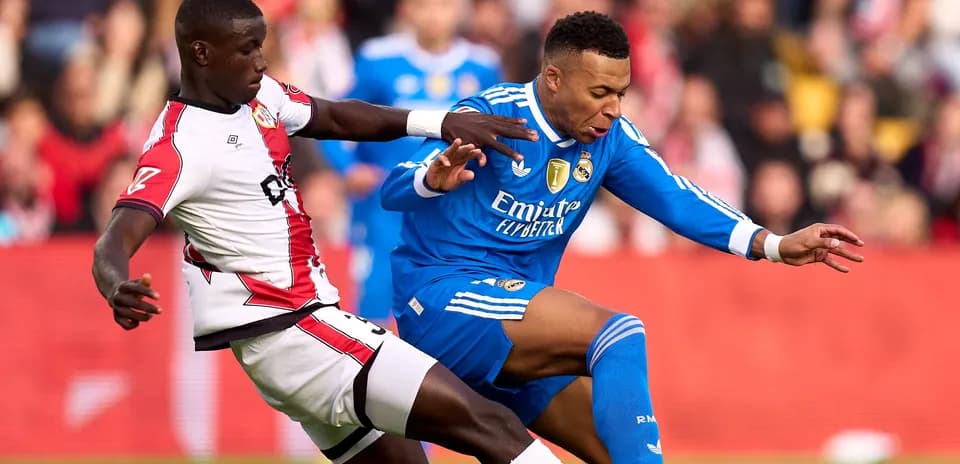 Jugador de Real Madrid derrapando tras entrada rival