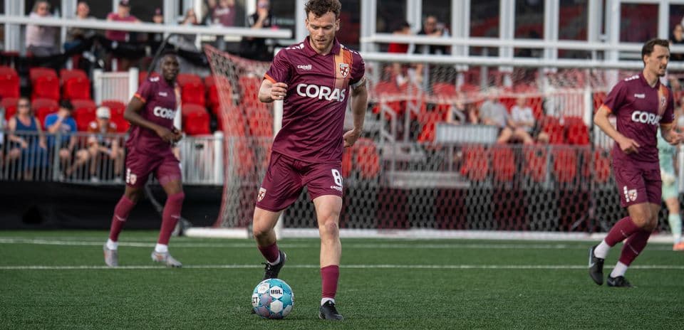 Jugador del Birmingham Legion con balón en campo