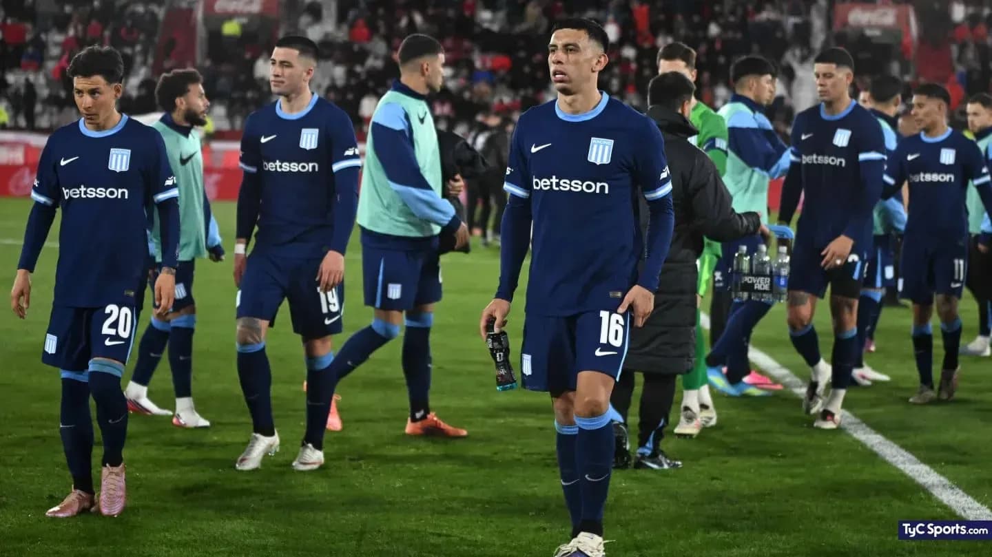 Jugadores de Racing Club en el campo de juego