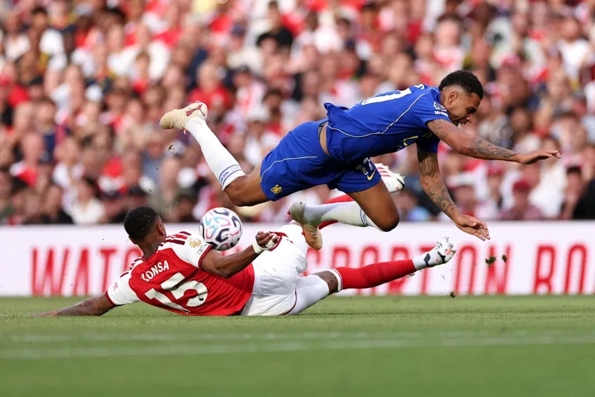 Jugador de Arsenal cae tras choque con rival