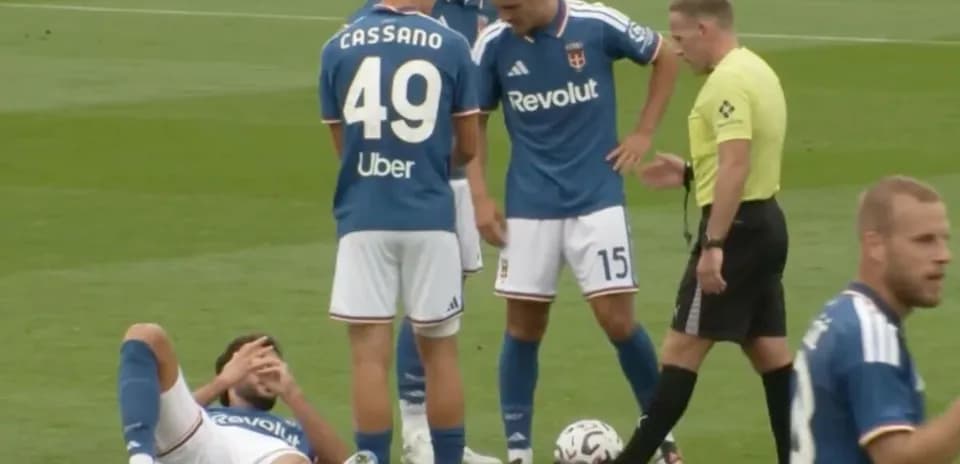 Jugadores en el suelo tras una falta durante el partido