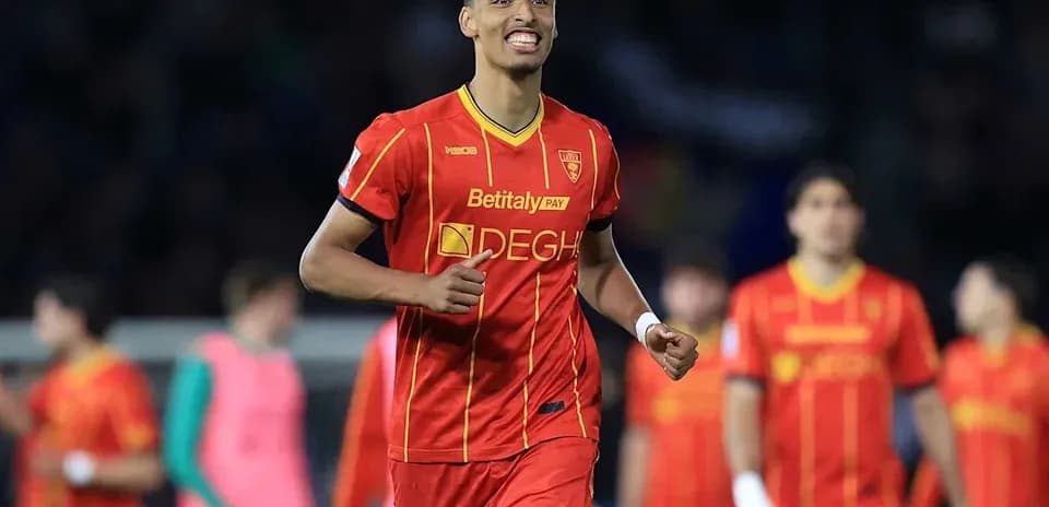 Jugador celebrando en uniforme rojo durante partido
