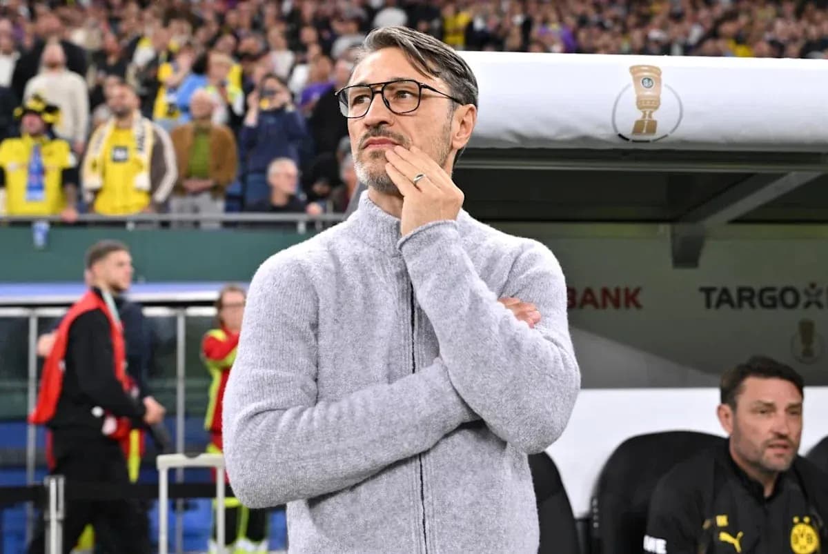 Entrenador observando el partido desde la banca