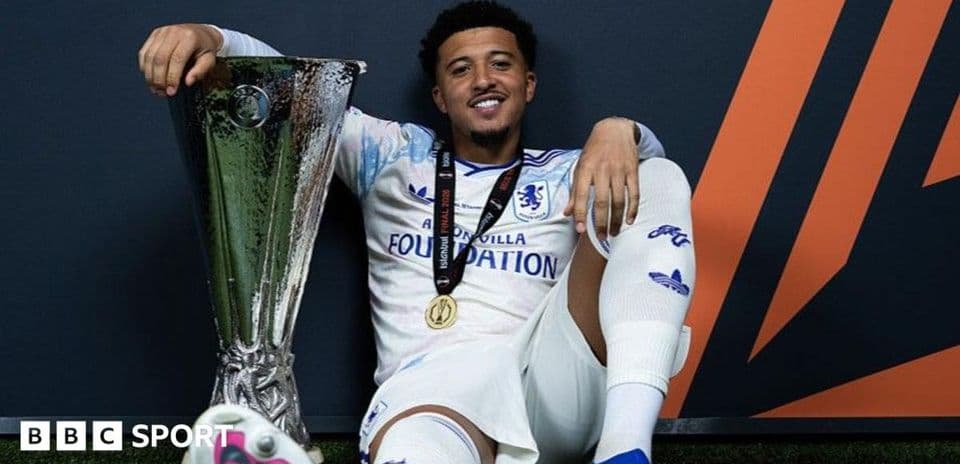 Jugador sosteniendo trofeo de la UEFA Europa League