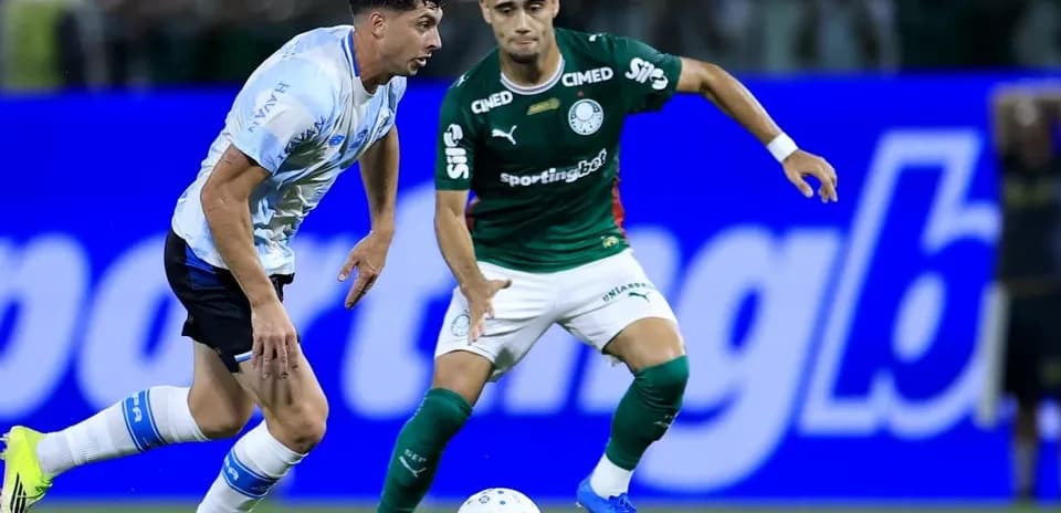 Jugador de Gremio driblando a jugador de Palmeiras