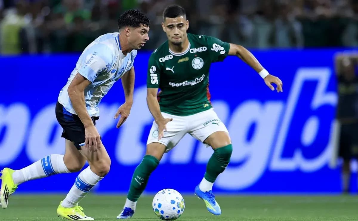 Jugador de Gremio driblando a jugador de Palmeiras