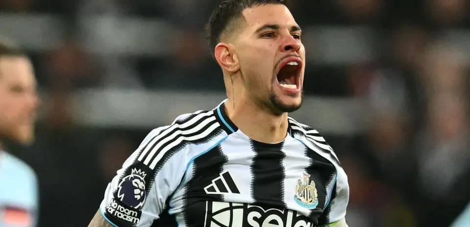 Jugador de Newcastle United celebrando una acción en el partido