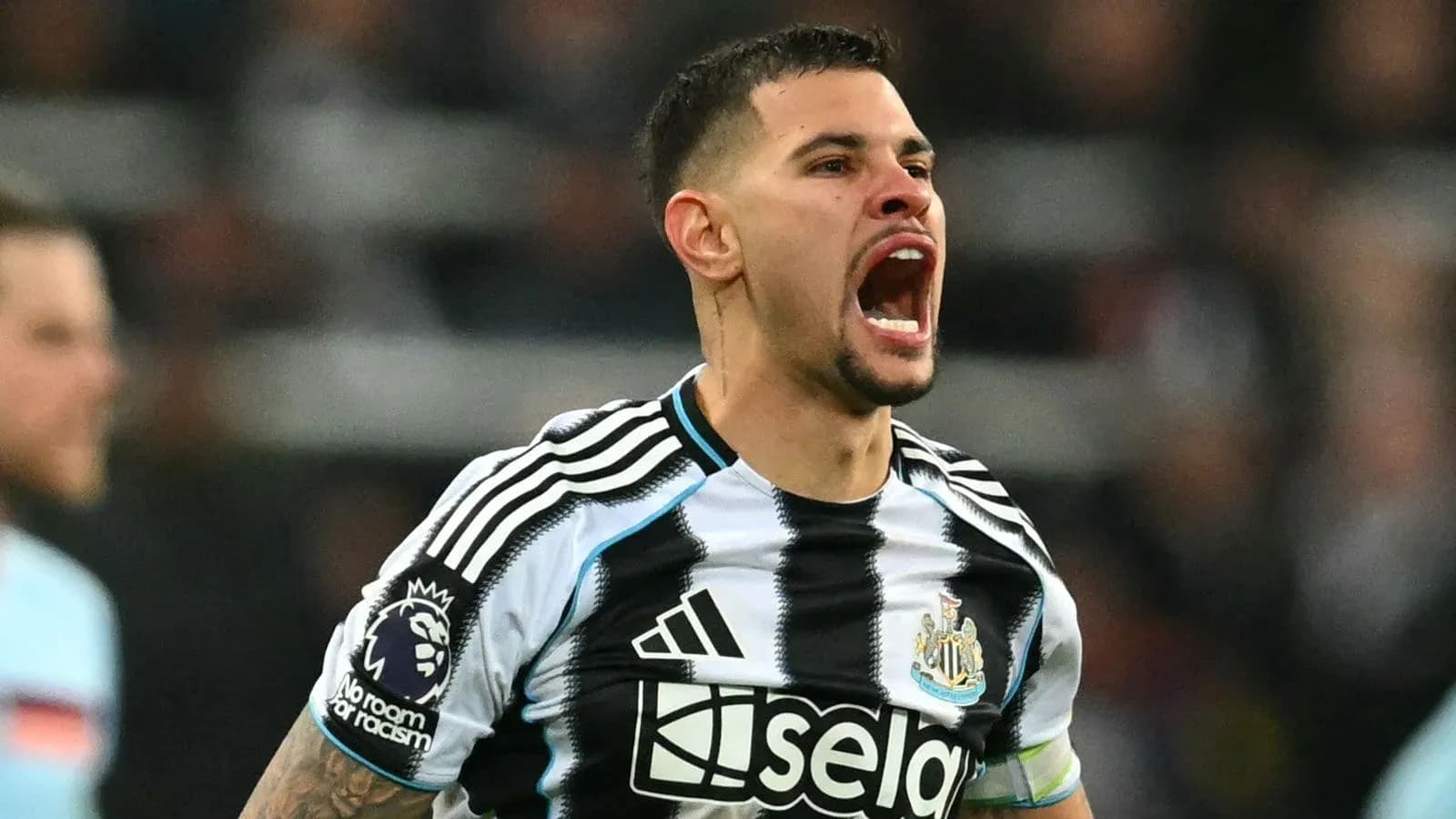 Jugador de Newcastle United celebrando una acción en el partido