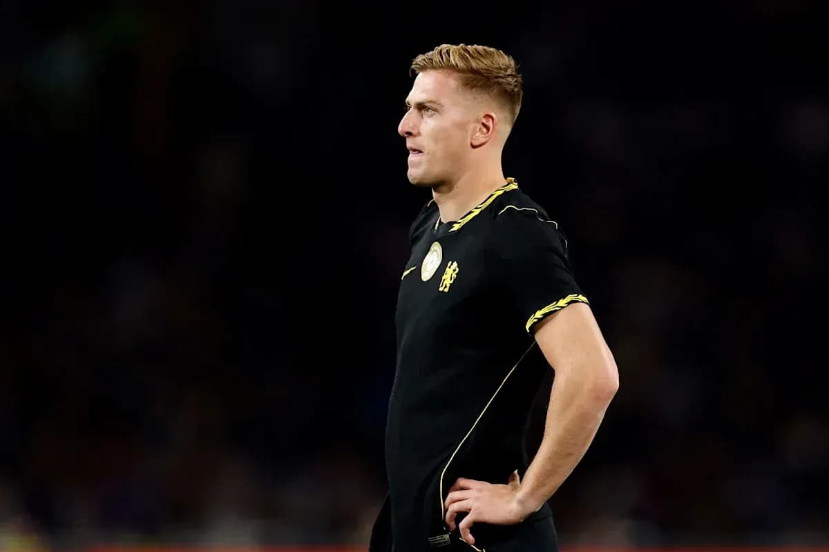 Jugador de pie en el campo durante el partido