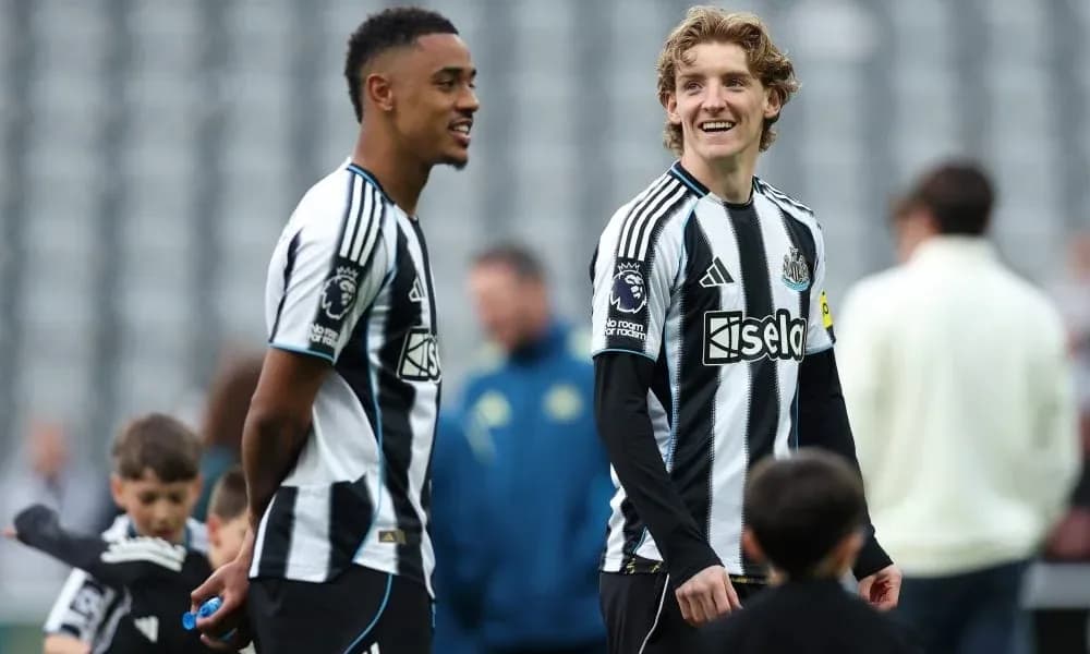 Jugadores de Newcastle conversando en el campo