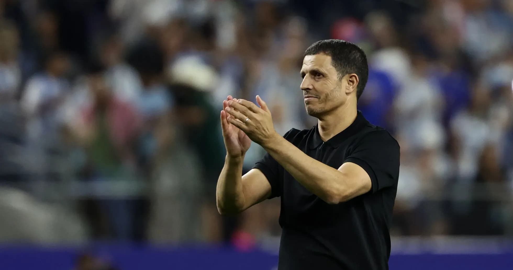 Entrenador aplaudiendo en el estadio después del partido