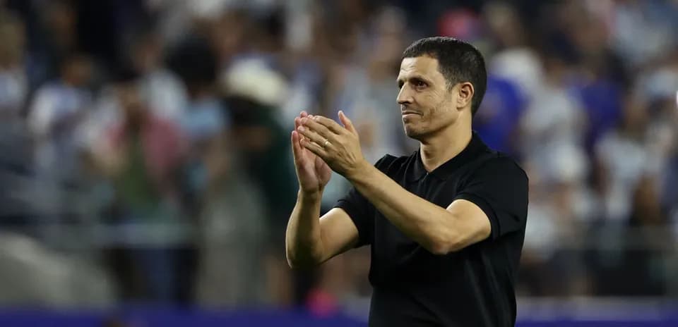 Entrenador aplaudiendo en el estadio después del partido