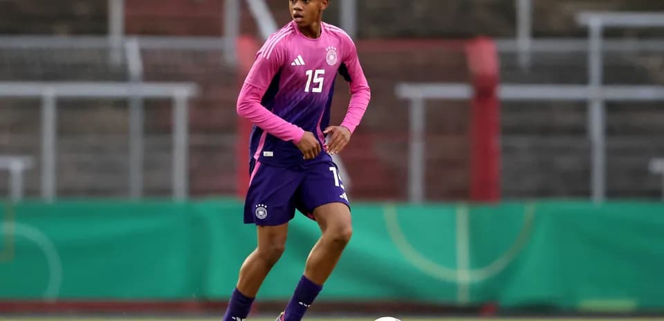 Jugador de Alemania en entrenamiento con balón