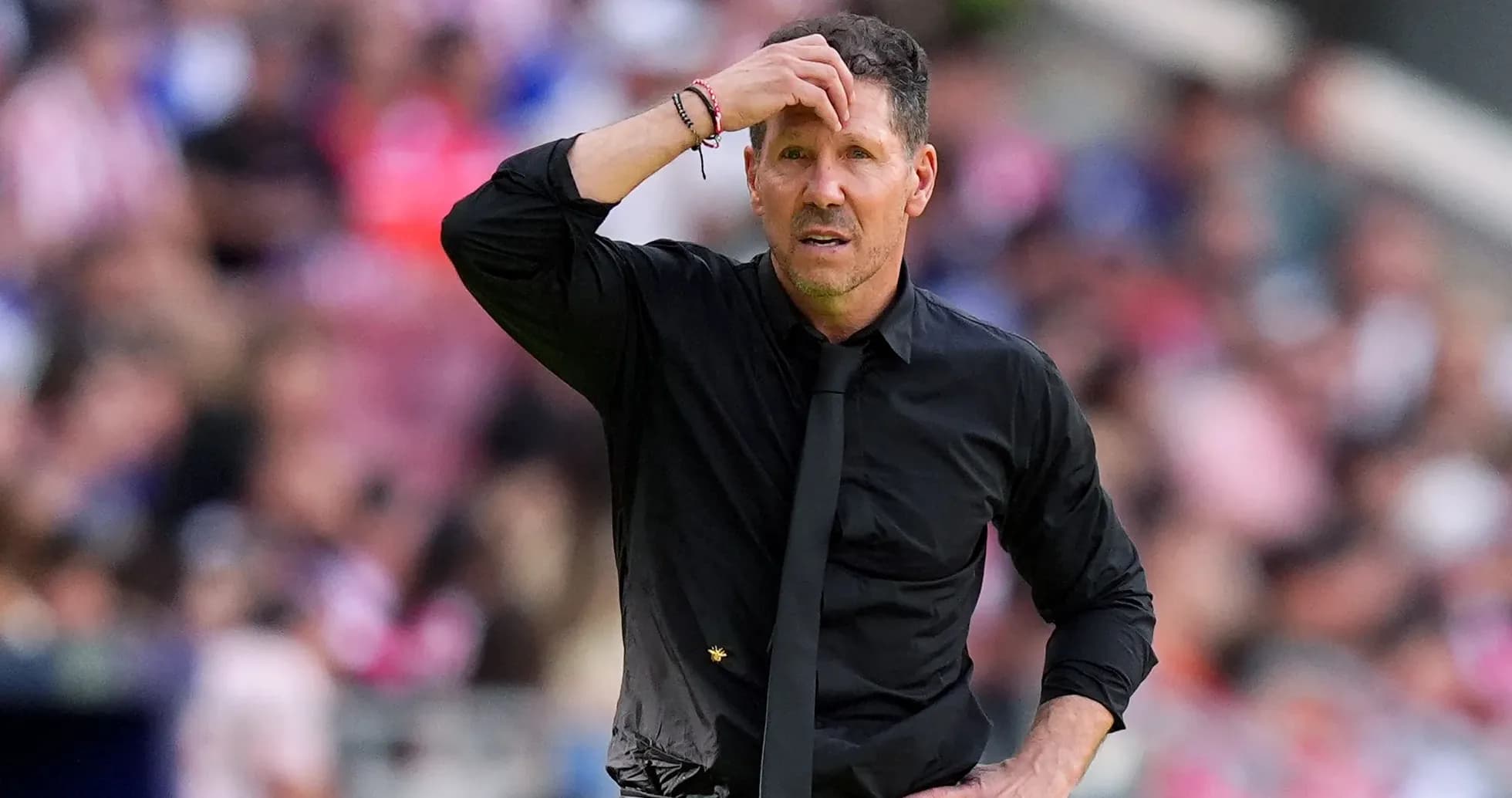 Entrenador en la línea de banda durante el partido