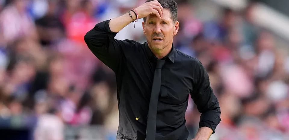 Entrenador en la línea de banda durante el partido