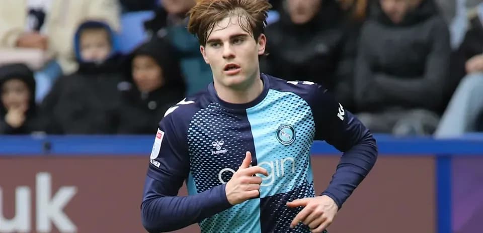 Jugador corriendo durante un partido de fútbol