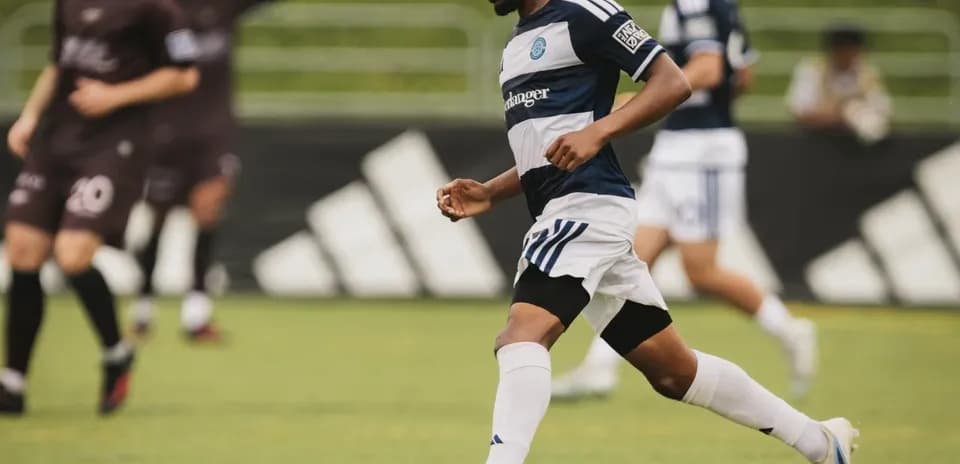 Jugador de Carolina Core corriendo con el balón