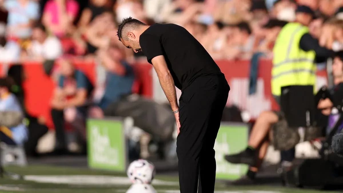 Entrenador mirando al suelo durante el partido
