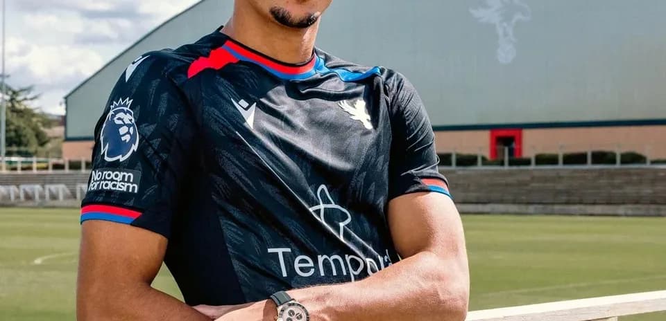 Jugador posando en campo de entrenamiento con uniforme