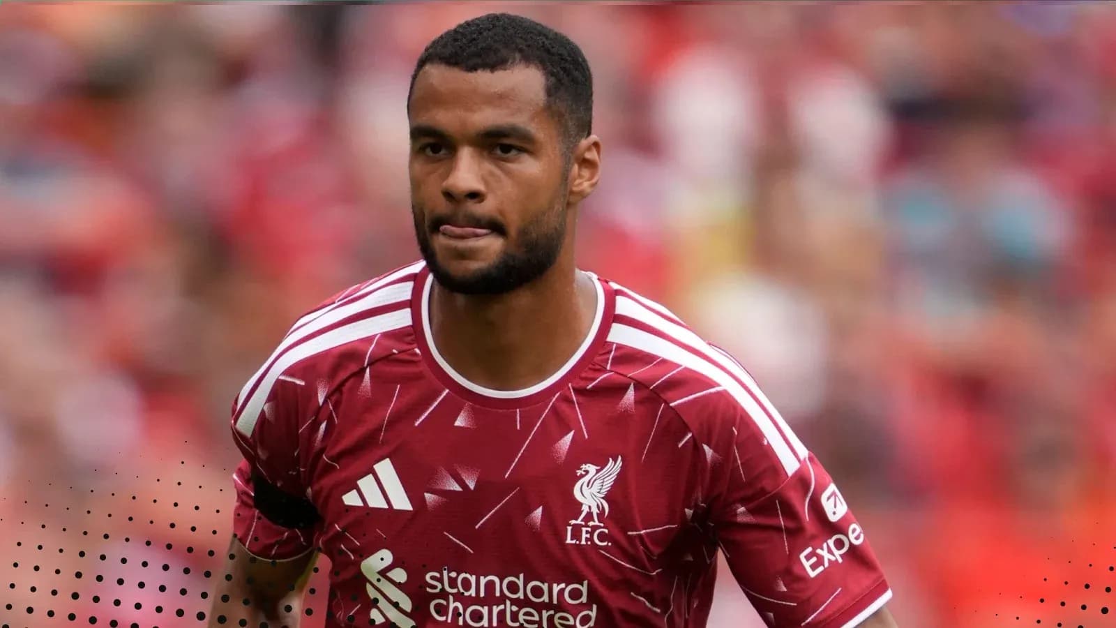 Jugador de Liverpool en el campo durante un partido