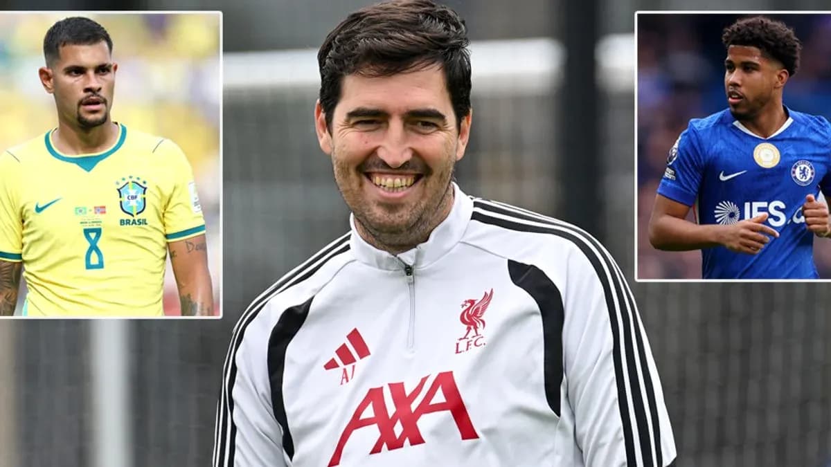 Entrenador de Liverpool sonriente en sesión de entrenamiento