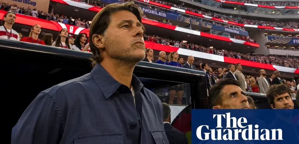 Entrenador observando el partido en el estadio