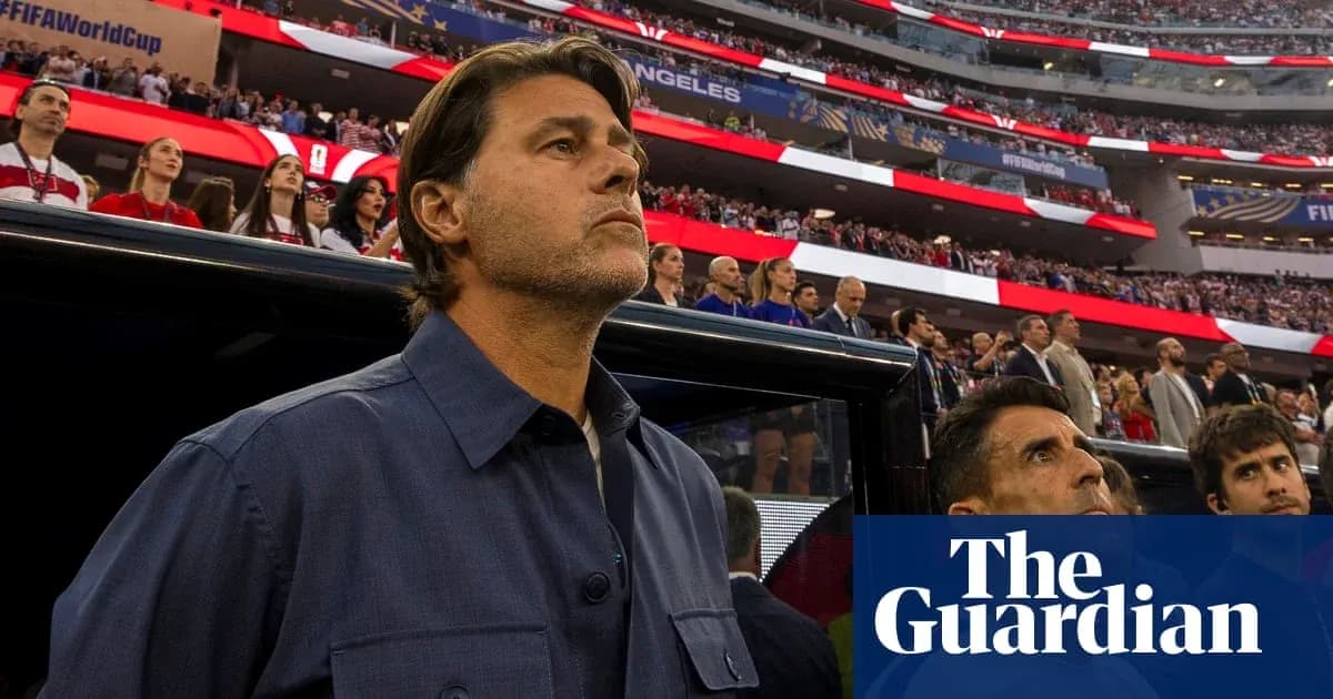 Entrenador observando el partido en el estadio