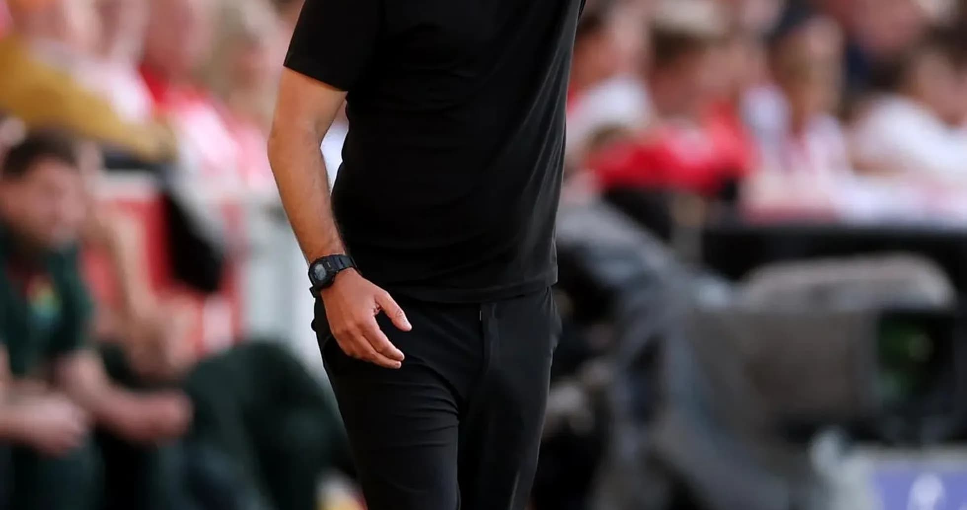 Entrenador dando instrucciones desde la línea de banda