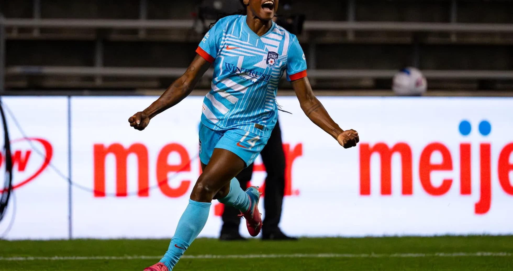 Jugadora celebrando un gol durante el partido