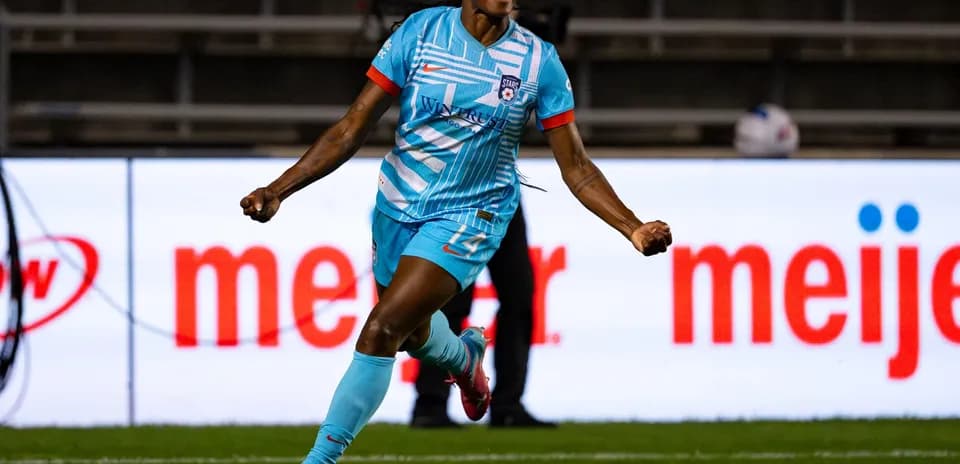 Jugadora celebrando un gol durante el partido