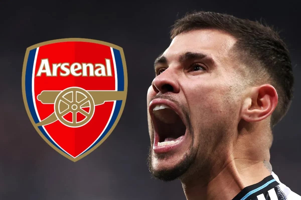 Jugador de Arsenal celebrando con el logo del club