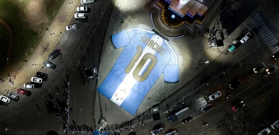 Camiseta gigante en homenaje a jugador en la calle