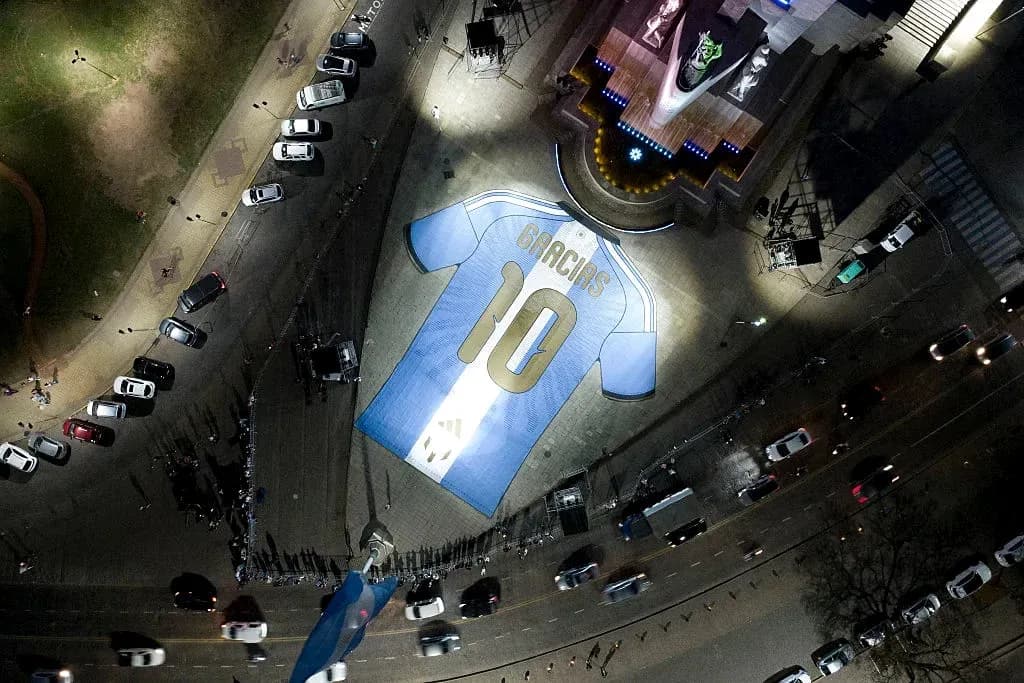 Camiseta gigante en homenaje a jugador en la calle