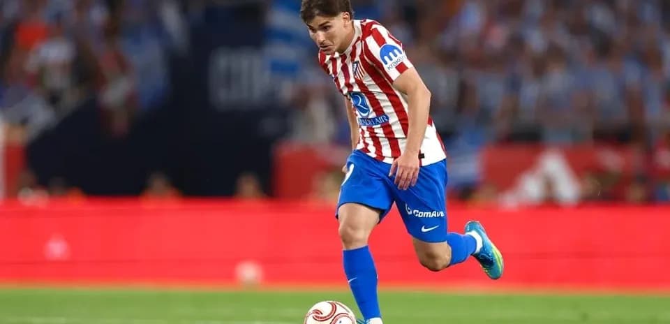 Jugador de Atlético de Madrid driblando durante el partido