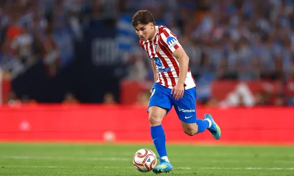 Jugador de Atlético de Madrid driblando durante el partido