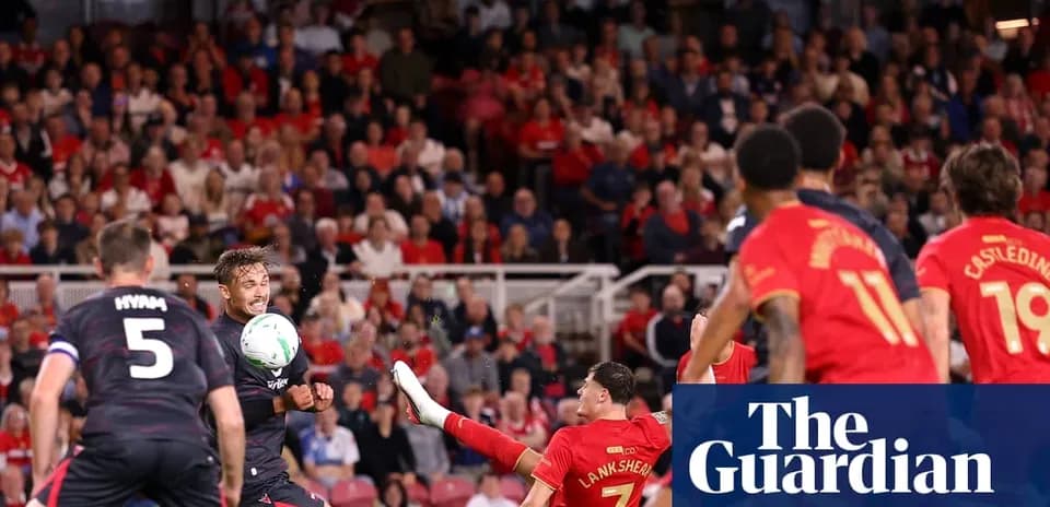 Jugador lanza el balón durante un partido de fútbol