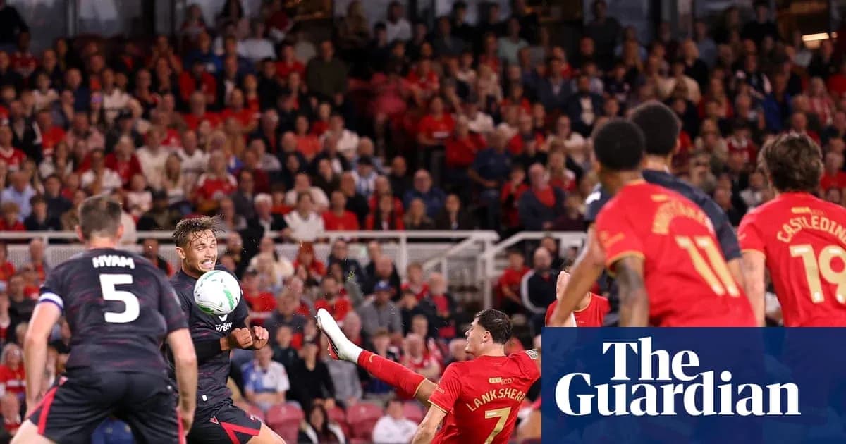 Jugador lanza el balón durante un partido de fútbol