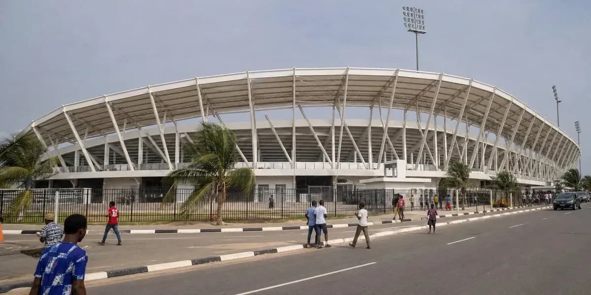 Estadio moderno con personas caminando afuera