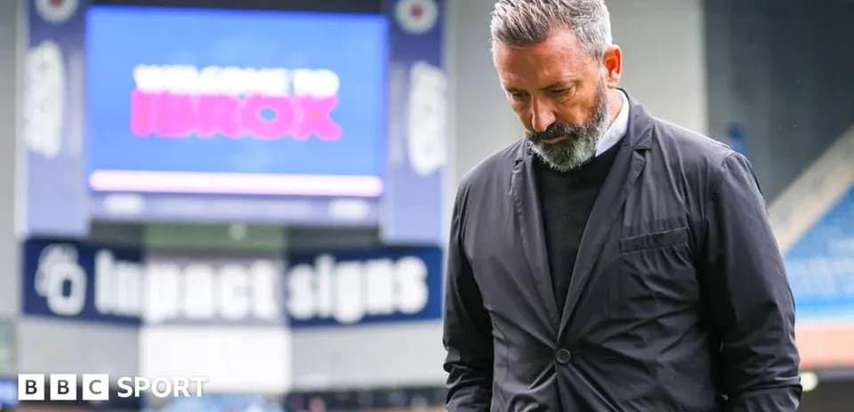 Entrenador caminando en Ibrox con mirada baja