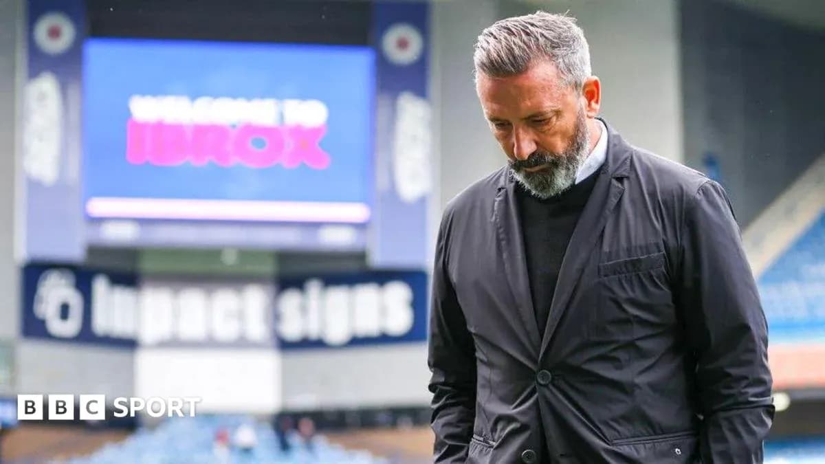 Entrenador caminando en Ibrox con mirada baja