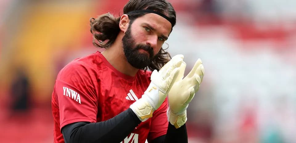 Portero aplaudiendo en el campo de entrenamiento